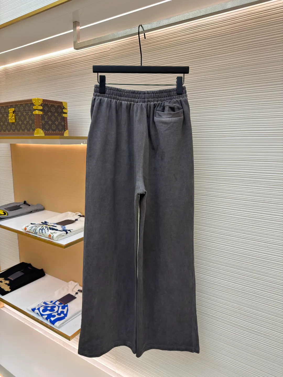 Acne Studios distressed logo trousers ●Original version: purchased and developed for 5500 ●Item number: 1682336-B10 ●Fabric: cloud velvet fabric ●Technology: made by ancient stone grinding ●Color: gray ●Version: loose version ●Weight: about 725 grams ●Size: The restrained aesthetics of cool tones sublimates dressing into a tonal narrative. The Acne Studios logo is embedded in the front of the trouser legs with a hidden edge, making the logo an invisible medal. It is based on the rhythm of the body. Irregular three-dimensional pleats are carved on the trousers, and the layering is full. It blooms proudly like a work of art and becomes the leader of fashion trends. Infrared positioning heat transfer process. Infrared positioning Acne Studios logo pattern for more precise positioning. Use heat transfer materials for processing. The fabric is baked to fix the printed pattern. It is firm and durable and beautiful. The ancient method of stone grinding + hand-wrinkling uses natural pumice and biological enzymes to repeatedly rub the trousers to simulate the natural fading effect of wear and tear. The irregular three-dimensional pleats are formed by hand-wrinkling, and the washing and coloring process are used to make the clothes old. The special desizing agent is preferred, and then the fabric is soaked in it to be evenly sized. After desizing, it is finally rinsed. The workmanship is extremely complicated and the loss is high. The overall wiring is straight and delicate, the fabric is comfortable and soft, and the color is consistent without color difference. It can be matched with the same style to create a fashionable look and control various occasions. Customized accessories, complete with three standards, same style for men and women!